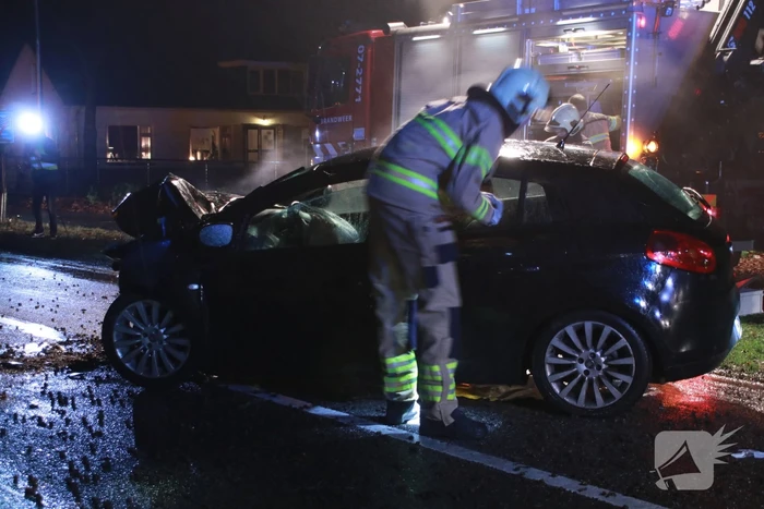 Auto botst op boom, een zwaargewonde