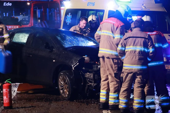 Auto botst op boom, een zwaargewonde