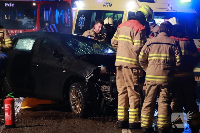 Auto botst op boom, een zwaargewonde