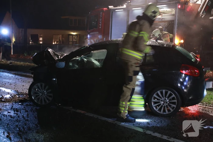 Auto botst op boom, een zwaargewonde
