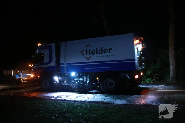 Auto botst op boom, een zwaargewonde