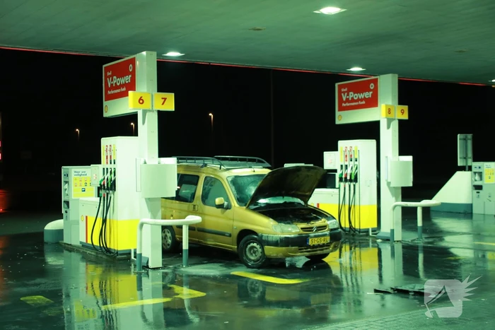Auto vat vlam tijdens tankbeurt