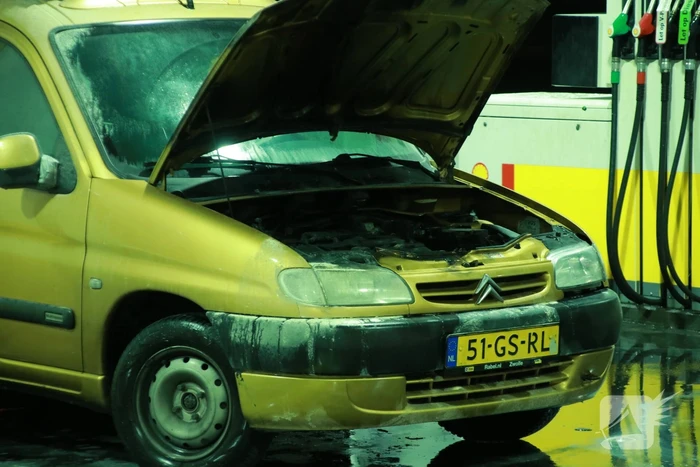 Auto vat vlam tijdens tankbeurt