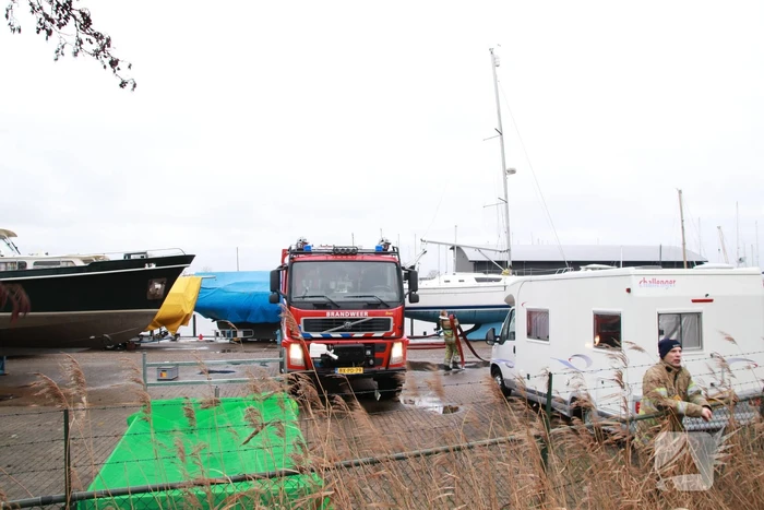 Reddingspoging van boot valt in het water