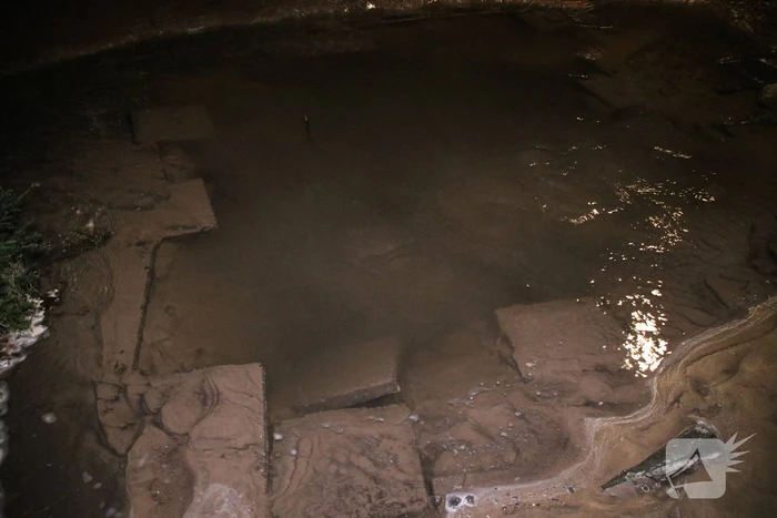 Krantenbezorger valt in sinkhole