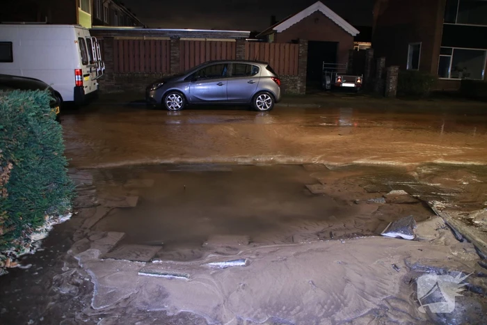 Krantenbezorger valt in sinkhole