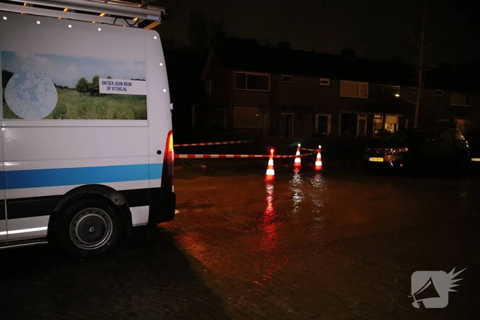 Krantenbezorger valt in sinkhole