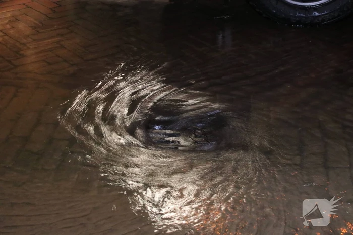 Krantenbezorger valt in sinkhole