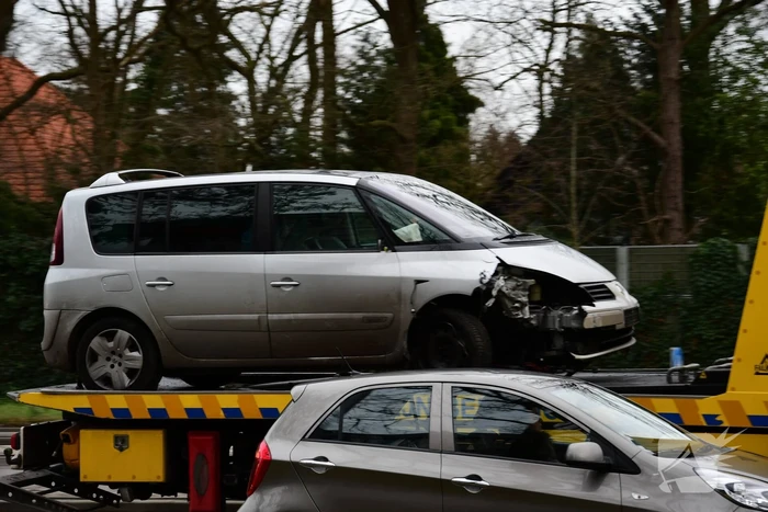 Auto zwaar beschadigd na botsing op lantaarnpaal