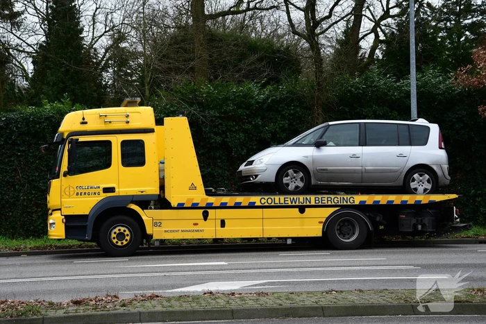 Auto zwaar beschadigd na botsing op lantaarnpaal