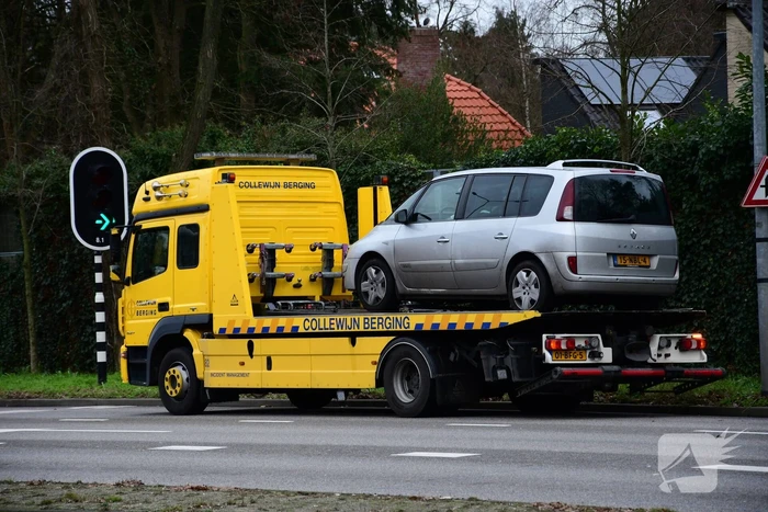 Auto zwaar beschadigd na botsing op lantaarnpaal