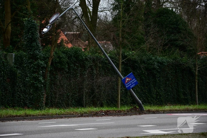 Auto zwaar beschadigd na botsing op lantaarnpaal