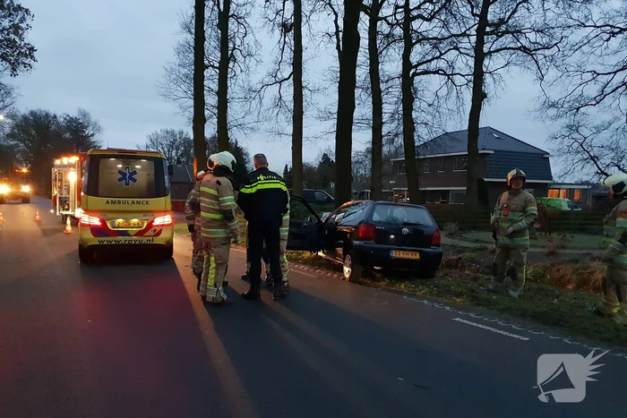 Gewonde bij botsing tegen boom