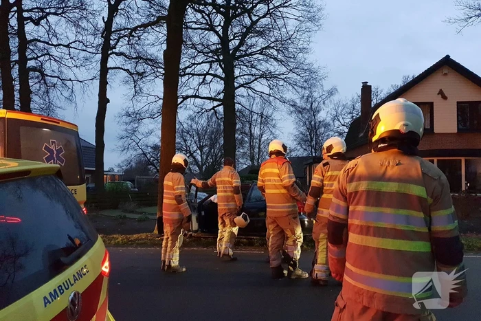 Gewonde bij botsing tegen boom