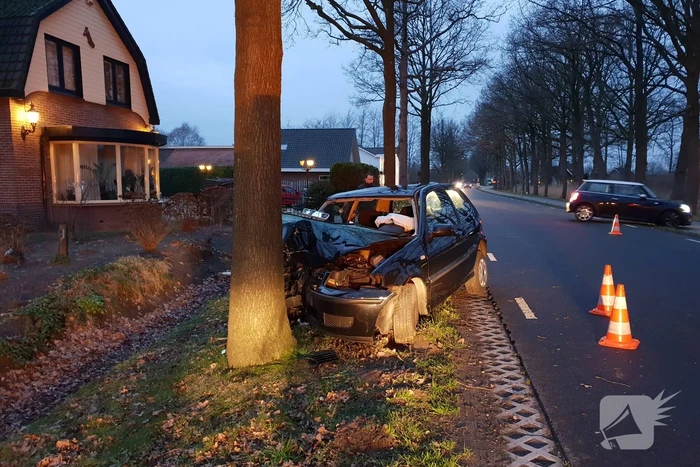 Gewonde bij botsing tegen boom
