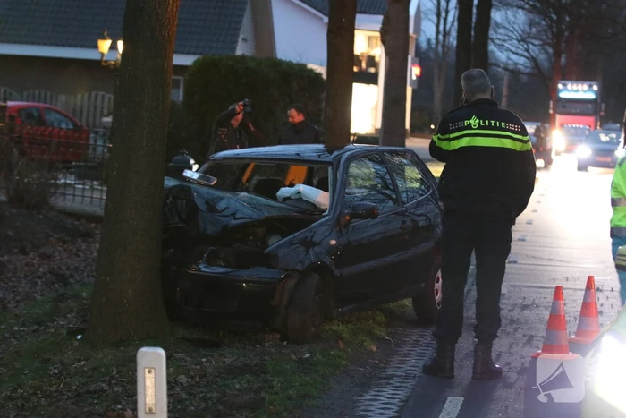 Gewonde bij botsing tegen boom