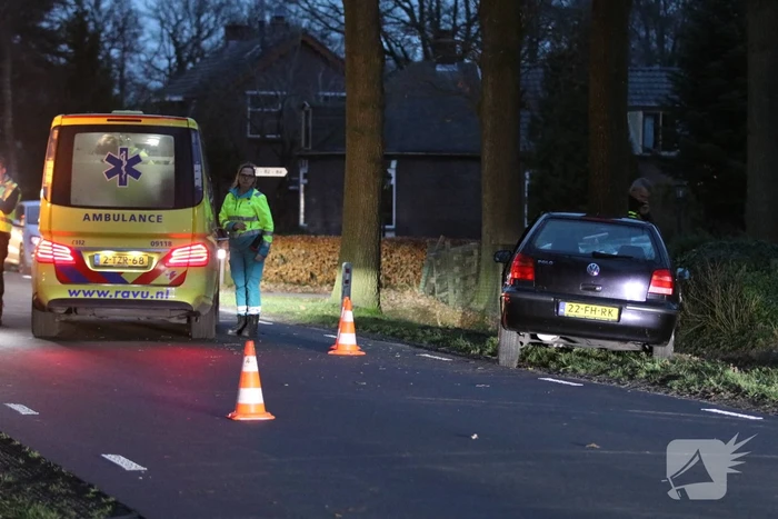 Gewonde bij botsing tegen boom