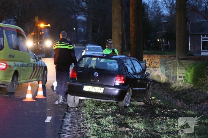 Gewonde bij botsing tegen boom