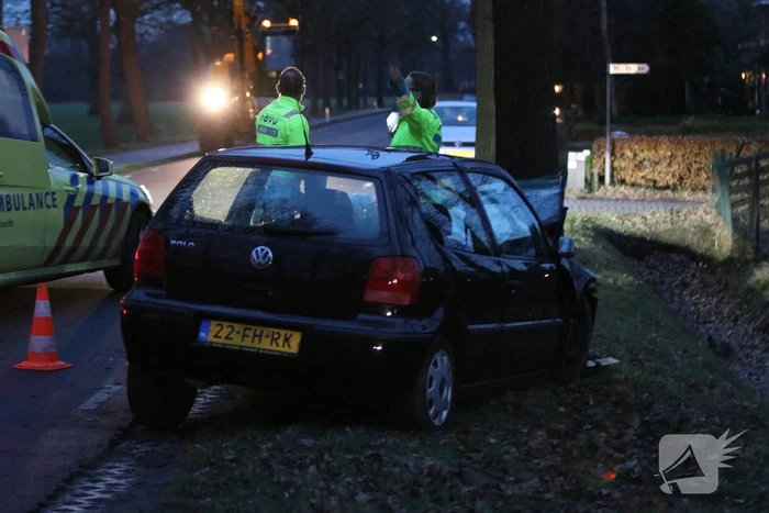 Gewonde bij botsing tegen boom