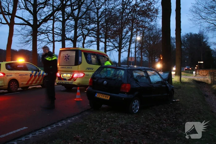 Gewonde bij botsing tegen boom