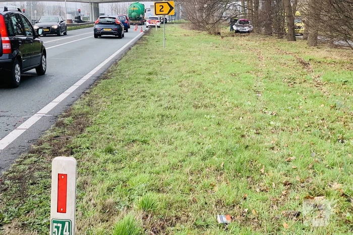 Auto belandtt in bosschages na aanrijding met vrachtwagen