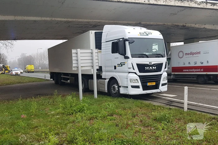 Auto belandtt in bosschages na aanrijding met vrachtwagen