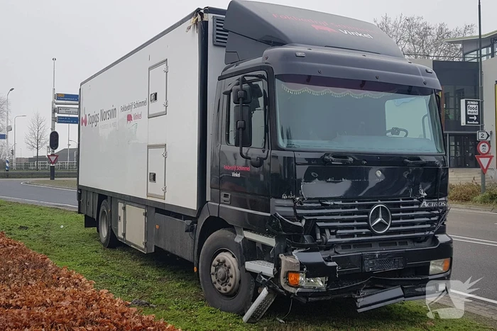 Auto belandtt in bosschages na aanrijding met vrachtwagen