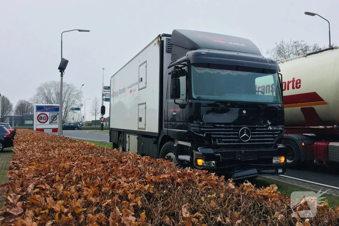 Auto belandtt in bosschages na aanrijding met vrachtwagen