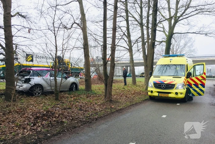 Auto belandtt in bosschages na aanrijding met vrachtwagen
