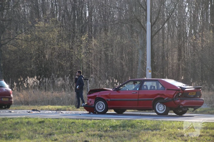Oldtimer total loss bij kop-staartbotsing met drie voertuigen