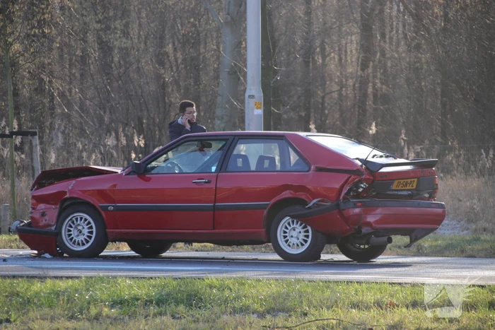 Oldtimer total loss bij kop-staartbotsing met drie voertuigen