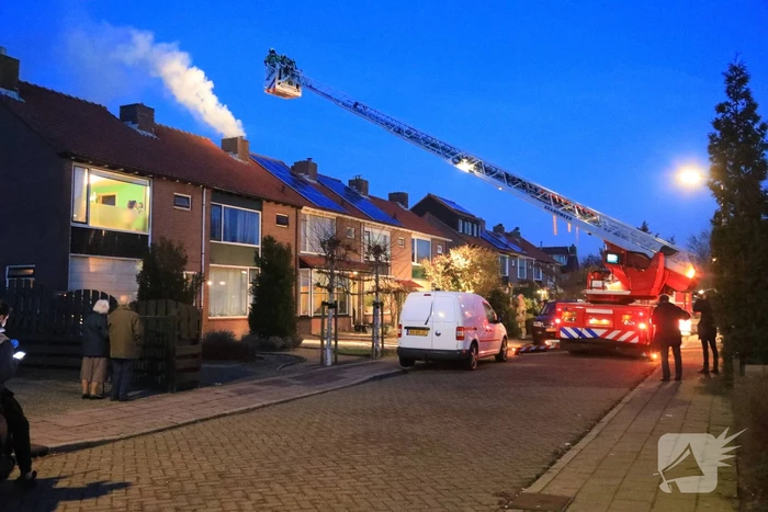 Veel rook bij schoorsteenbrand