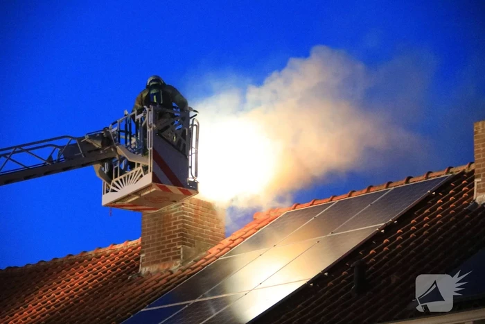 Veel rook bij schoorsteenbrand