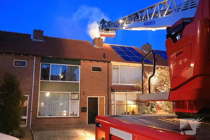 Veel rook bij schoorsteenbrand