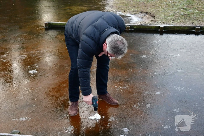 IJsmeesters keuren dikte van ijsbaan