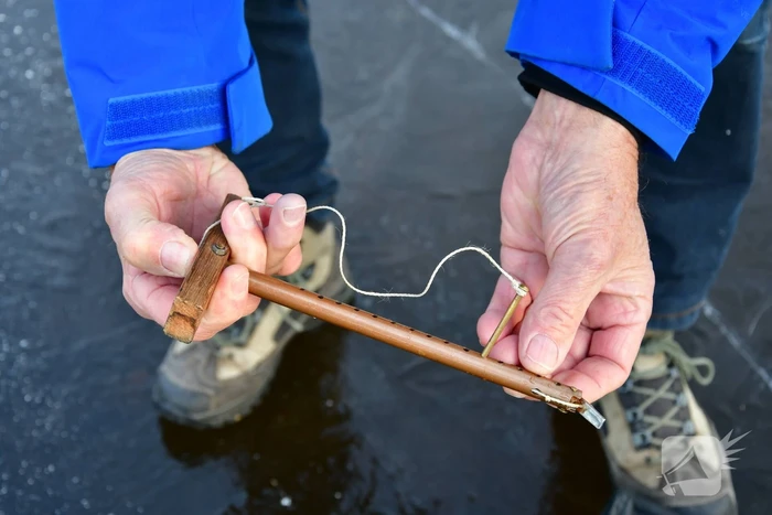 IJsmeesters keuren dikte van ijsbaan