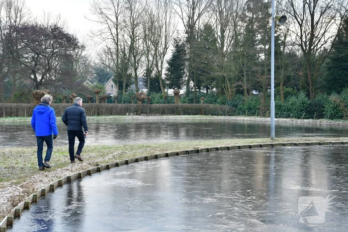 IJsmeesters keuren dikte van ijsbaan