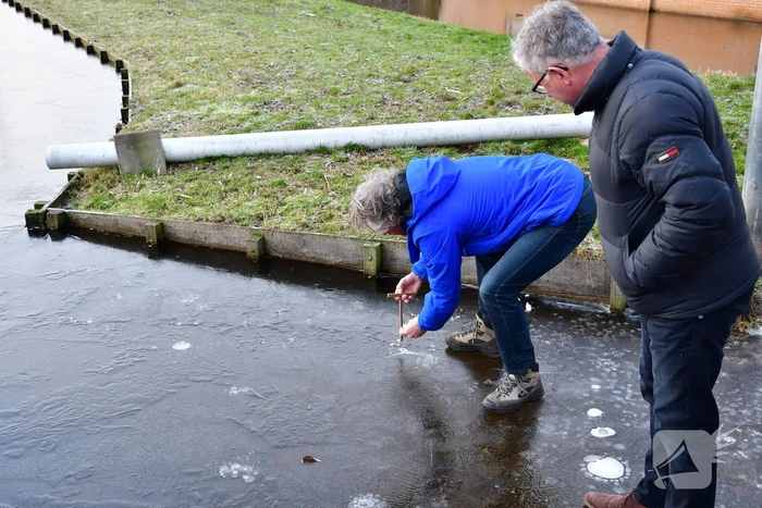 IJsmeesters keuren dikte van ijsbaan