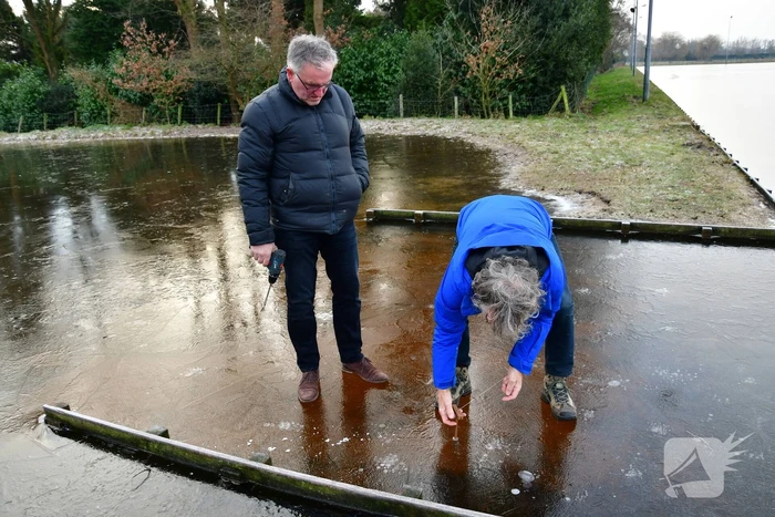 IJsmeesters keuren dikte van ijsbaan