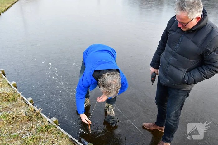 IJsmeesters keuren dikte van ijsbaan