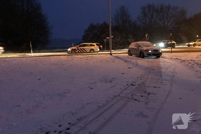 Auto's botsen op rotonde