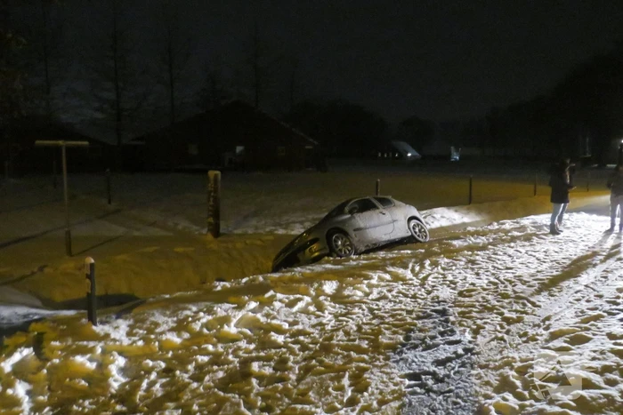 Auto belandt in sloot door gladheid
