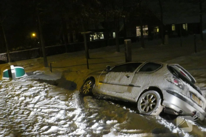 Auto belandt in sloot door gladheid