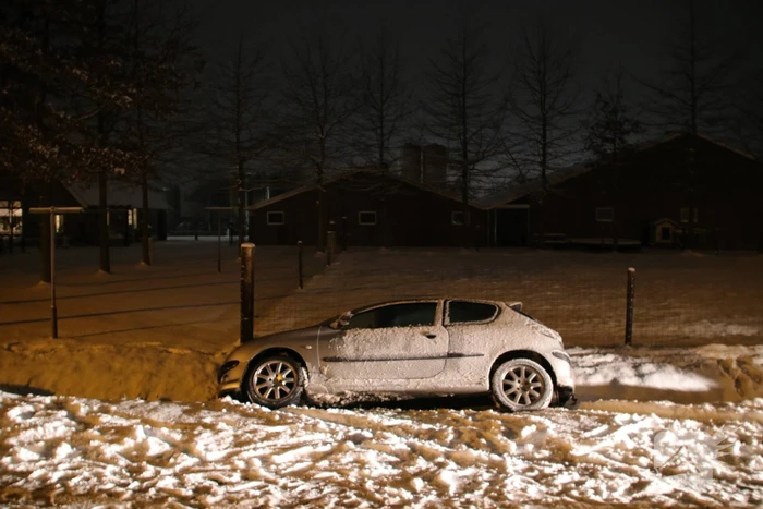 Auto belandt in sloot door gladheid
