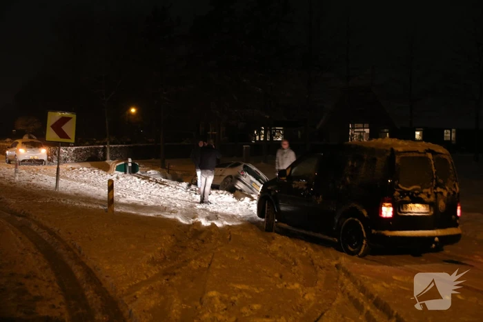Auto belandt in sloot door gladheid