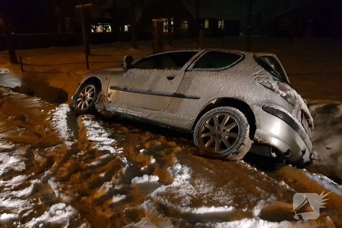 Auto belandt in sloot door gladheid