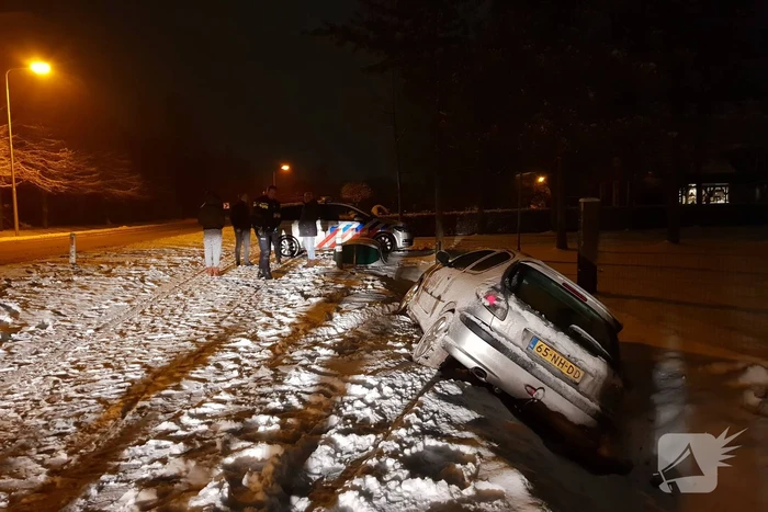 Auto belandt in sloot door gladheid
