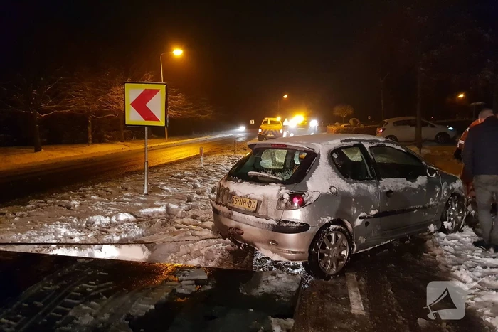 Auto belandt in sloot door gladheid