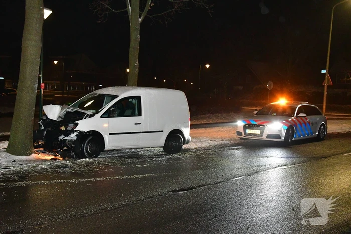 Bestelauto knalt op boom