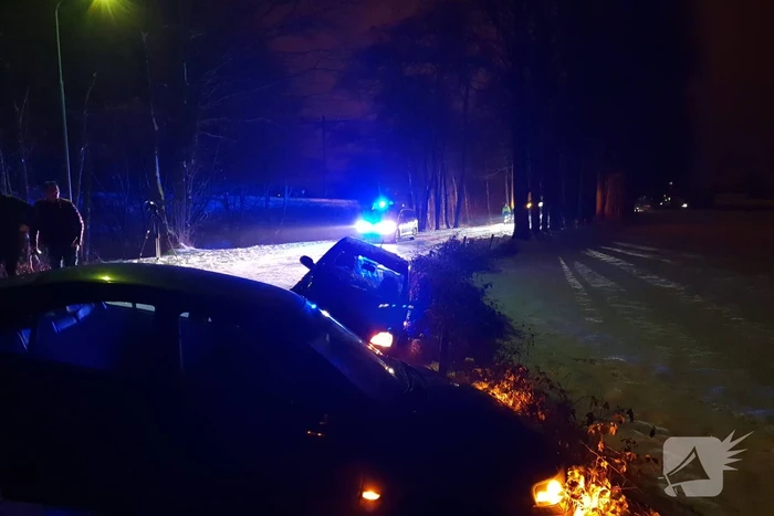 Auto's belanden in sloot door spekglad wegdek